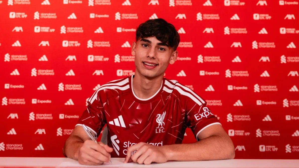 Farkas Erik aláírta első profi szerződését a Liverpool csapatával