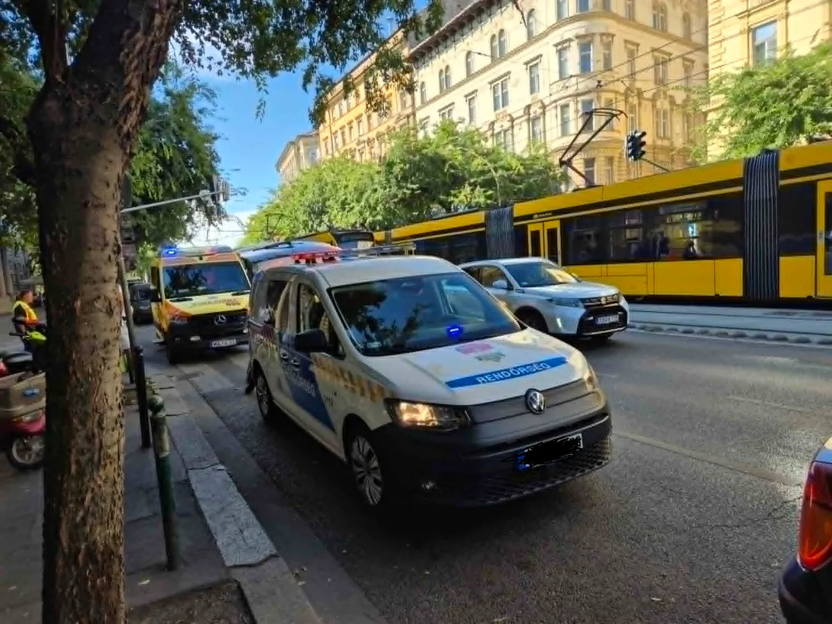Közlekedési káosz alakult ki Budapesten csütörtök reggel: halálos karambol, motorosgázolás és az M4-es metró hibája is fennakadást okozott.