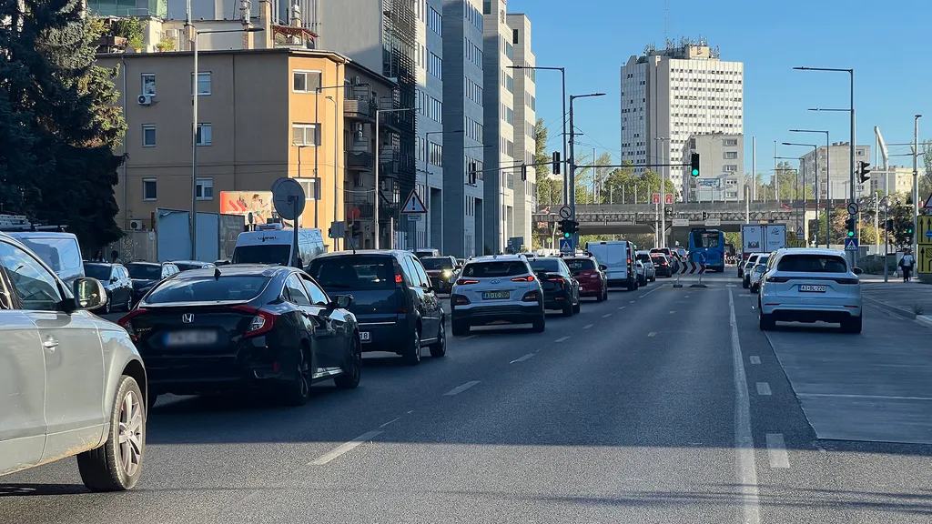 Iskolakezdés, forgalmi dugó, forgalmidugó