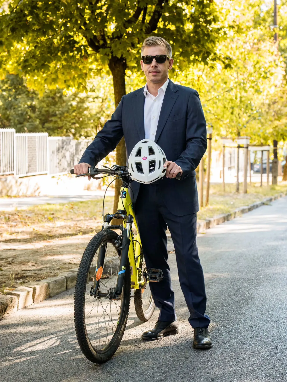 Magyar Péter biciklivel érkezett a kormányülésre