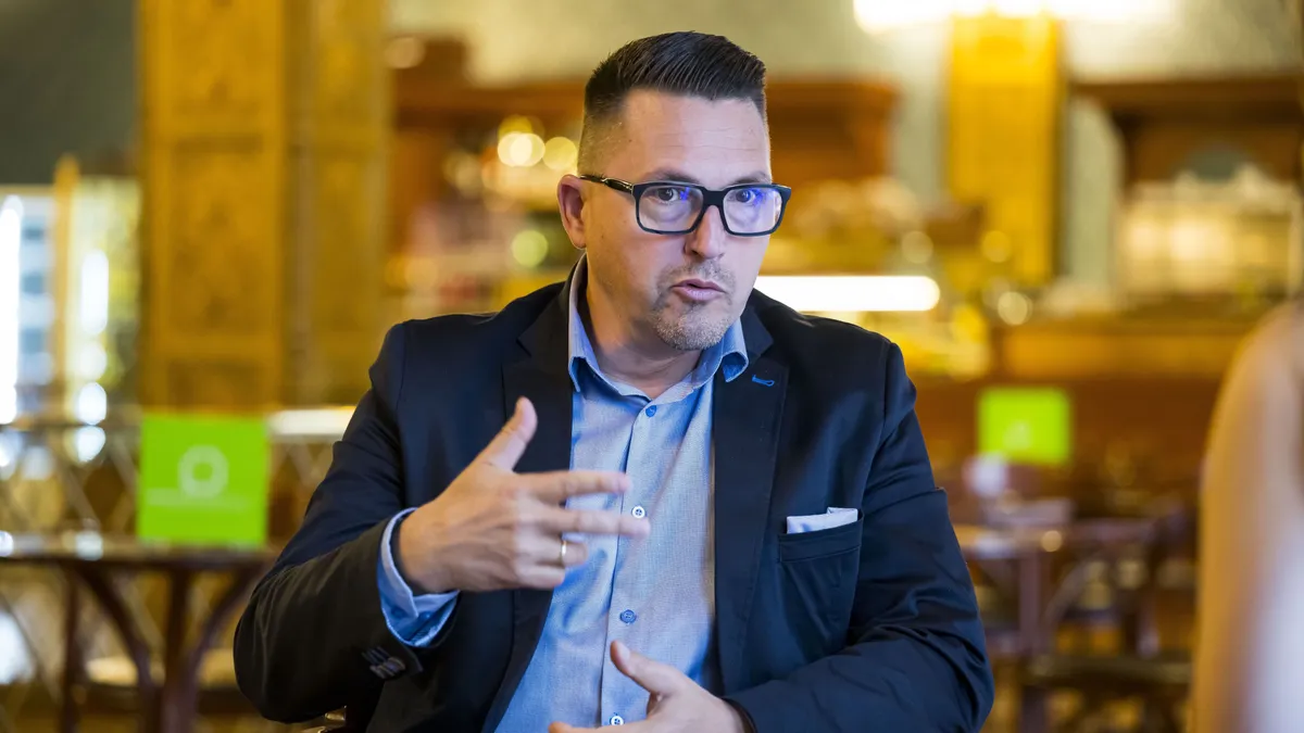 Kovács Ákos december 12-én karácsonyi arénakoncerten mutatja be új dalait, és régi kedvencek is felcsendülnek.