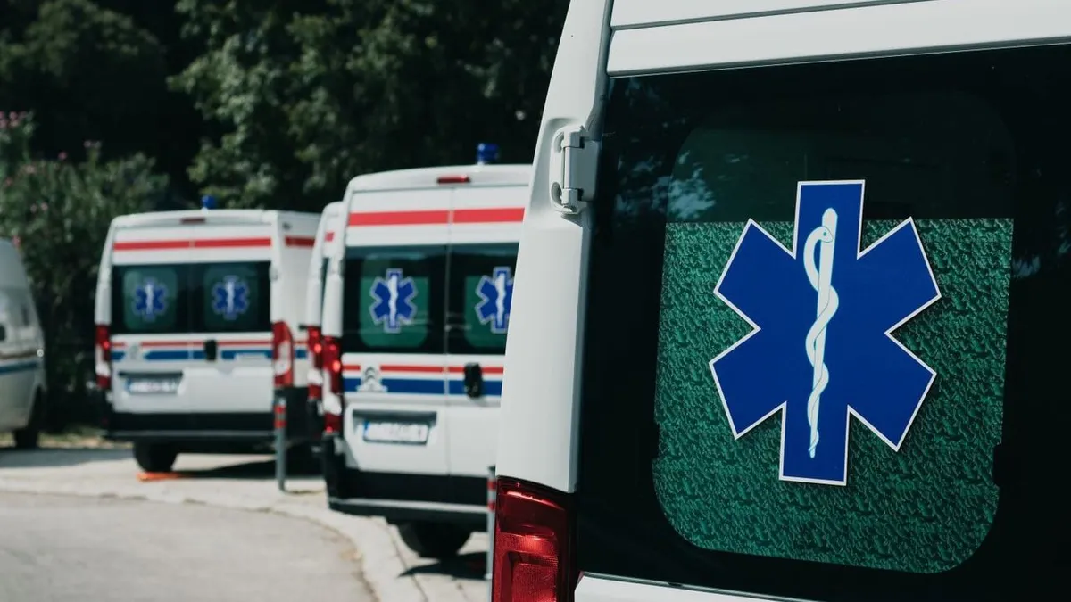 Egy 15 éves lány meghalt, 13 éves társa stabil állapotban van, miután halálos kerékpáros balesetet szenvedtek New Yorkban. A sofőr sírva szállt ki a teherautóból (illusztráció)