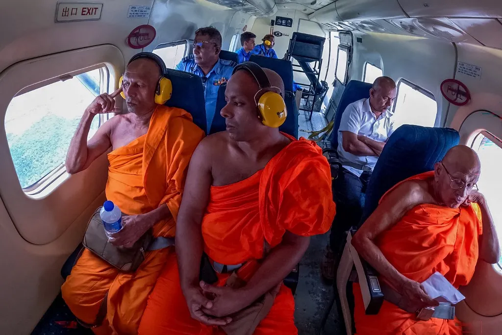 Srí Lanka, buddhista szerzetesek, esőért imádkoztak, El Niño, szárazság, szélsőséges időjárás, szenteltvíz Az aszály sújtotta térségek fölött buddhista szerzetesek imádkoztak esőért Srí Lankán