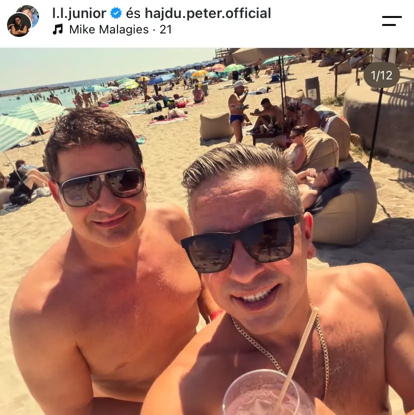Junior és Hajdú Péter szelfiznek a parton.