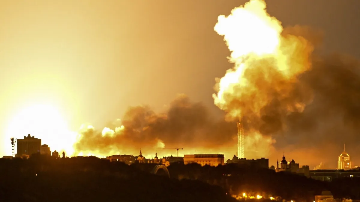 Katonai ellenlépéseket helyezett kilátásba a Kreml szóvivője. Litvánia feloldhatja az atomfegyverek telepítésének tilalmát, Peszkov fenyegetéssel reagált (A képen: Drón- és rakétatámadások során bekövetkezett robbanások Kijevben 2026. június 2-án)