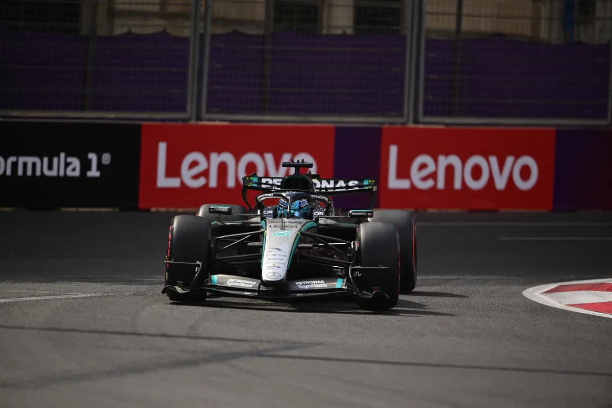 George Russell indul az élről az F1-es Azeri Nagydíjon