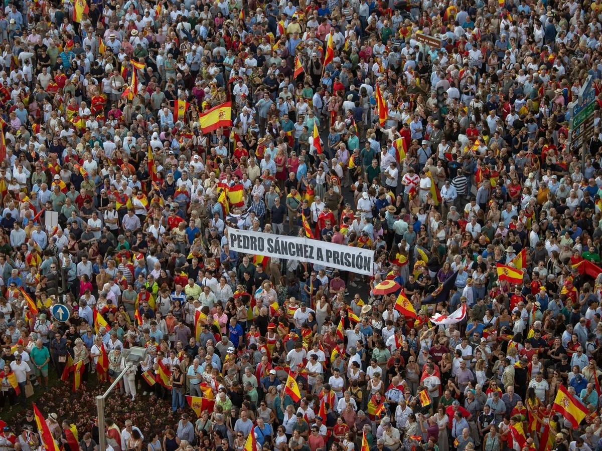 Ceuta, Spanyolország, migrációs válság, tüntetés, Pedro Sánchez, Marokkó, migránsok, Madrid, Barcelona Ezrek vonultak utcára Madridban a ceutai válság miatt 2026. szeptember 2-án September 2, 2026, Madrid, Spain: Hundreds of people gather in Cibeles Square in Madrid. In the center, a banner reads ''Pedro Sanchez to prison''..Demonstration in support of the residents of the Spanish enclave of Ceuta, in North Africa, following the recent mass crossings of migrants from Morocco. (Credit Image: © David Canales/SOPA Images via ZUMA Press Wire)