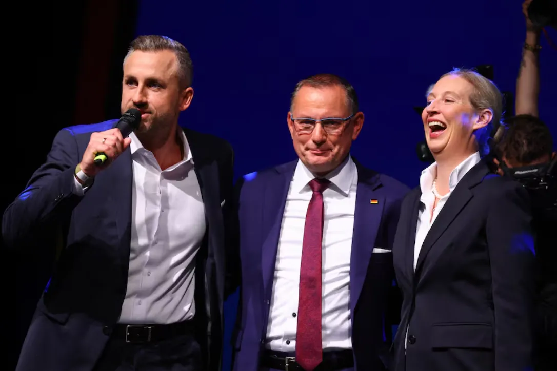 A jobboldali Alternatíva Németországért (AfD) vezető jelöltje, Ulrich Siegmund a párt társelnökei, Tino Chrupalla és Alice Weidel mellett beszél az AfD választási rendezvényén a Szász-Anhalt tartományi választás exit poll eredményeinek közzététele után Magdeburgban, 2026. szeptember 6-án. (Fotó: Reuters/Thilo Schmuelgen)