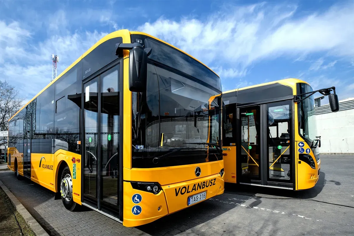 A KNYF szerint a Volánbusz személyszállítási szolgáltatásaihoz és autóbusz beszerzéseihez kapcsolódó milliárdos vesztegetési ügyben folyik nyomozás, amelyben már három embert őrizetbe vettek. Magyar Péter kora délután közösségi oldalán bejelentette: „A nyomozók előállították az egyik leggazdagabb magyar, Tiborcz István üzlettársát, Jellinek Dánielt és Szivek Norbertet a Magyar Nemzeti Vagyonkezelő egykori vezérigazgatóját”. A kép illusztráció (Fotó: Inter Traction Electrics Kft. / Facebook)