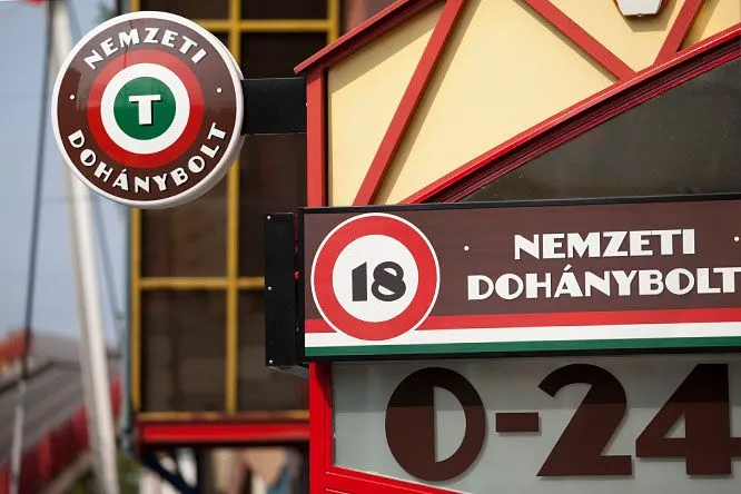 Magyar Péter a csütörtök délutáni kormányzati sajtótájékoztatón bejelentette, a kormány elrendelte a dohány- és kaszinókoncessziók teljes körű felülvizsgálatát.(Fotó: Hirling Bálint)
