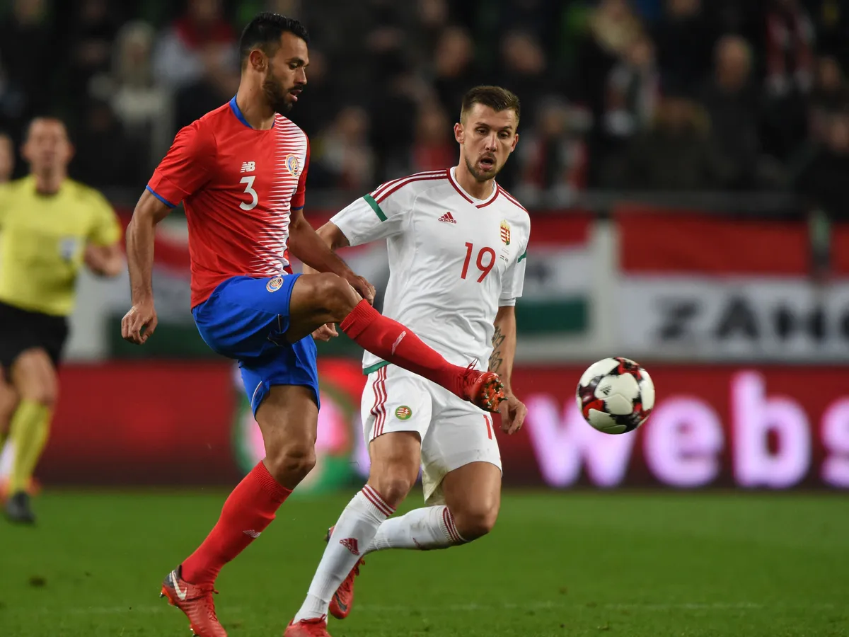 Costa Rica's Giancarlo Gonzalez (L) vies with Hungary's Tamas Priskin (R) during the international friendly football match Hungary against Costa Rica in Budapest on November 14, 2017. (Photo by ATTILA KISBENEDEK / AFP)