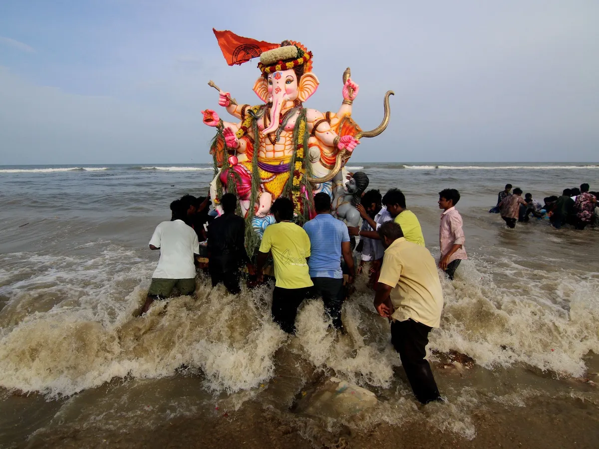 Ganésa csaturthi, Ganésa, India, Mumbai, hinduizmus, indiai ünnep, Ganésa-szobor, vallási ünnep, indiai fesztivál, szobrok vízbe merítése A hindu fesztivál végén a Ganésa-szobrokat hagyományosan vízbe merítik Fotó: Seshadri Sukumar August 31, 2025, Marina Beach, Tamil Nadu, India: GANESH CHATHIRTHI - Vinayak Chathirthi ...Hindu God Ganesha is known the remover of obstacles. Hence for every new beginning in life the elaborate pooja is performed for Ganesha - the remover of obstacles. ..Ganesh Chaturthi, also known as Vinayaka Chaturthi, is a Hindu festival celebrated in India to mark the birth of Lord Ganesh. The festival is characterized by rituals, decorations, and enthusiastic celebrations.Ganesh Chaturthi holds cultural and spiritual significance, symbolizing new beginnings, wisdom, unity, and environmental awareness. The celebrations involve placing idols, prayers, rituals, offering modaks, decorations, processions, and community involvement. The festival concludes with the immersion of the idol in a water body. Efforts are being made to promote eco-friendly celebrations. (Credit Image: © Seshadri Sukumar/ZUMA Press Wire)