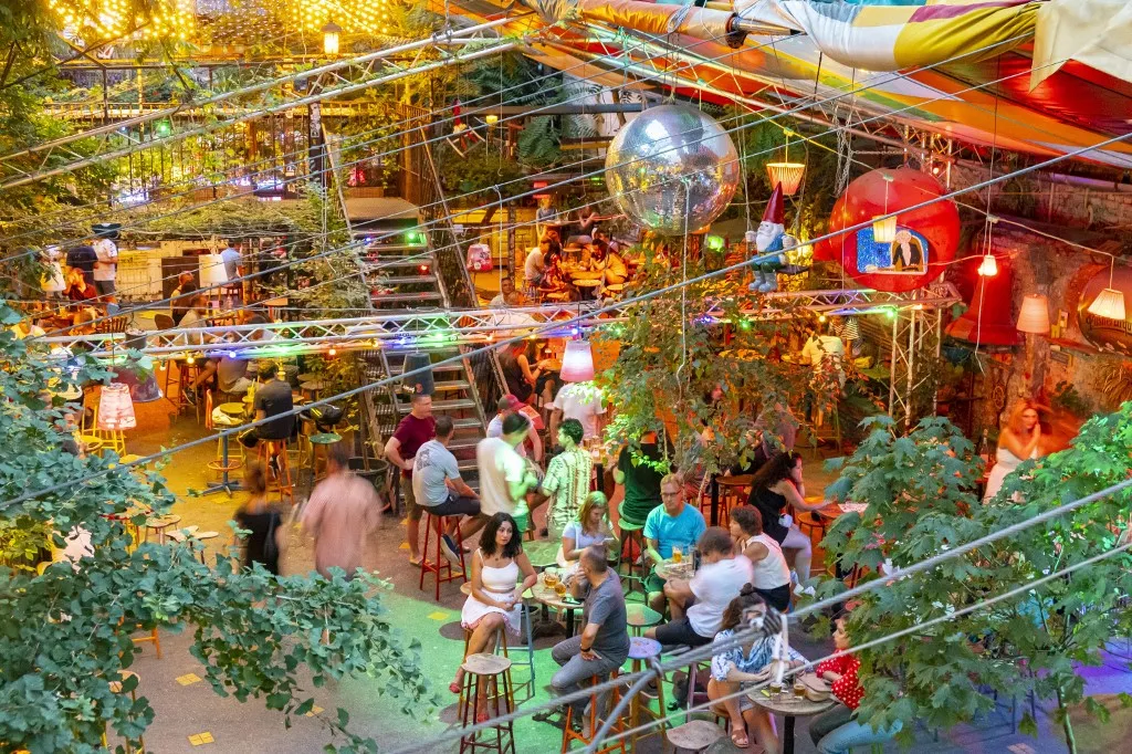 Szimpla Kert, European Bar Guide, Budapest, Calgary Antik Drinkbar, Kaleidoszkóp Ház, Európa 100 legjobb bárja, magyar bárok Európa legjobb bárja a 2026-os rangsor szerint a budapesti Szimpla Kert lettHungary, Budapest, listed as World Heritage by UNESCO, Pest district, Szimpla Kert ruin bar (Photo by GARDEL Bertrand / hemis.fr / hemis.fr / Hemis via AFP)