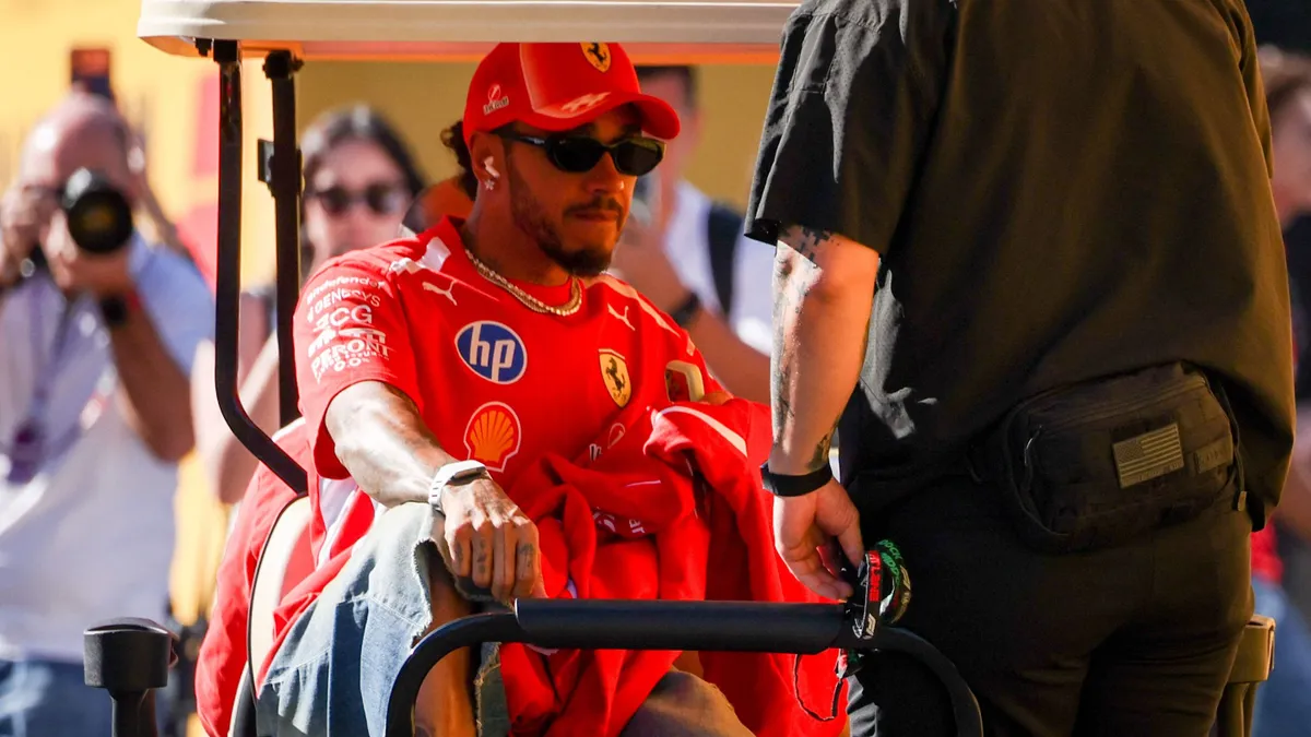 Lewis Hamilton ismét feszült helyzetbe került saját csapatával