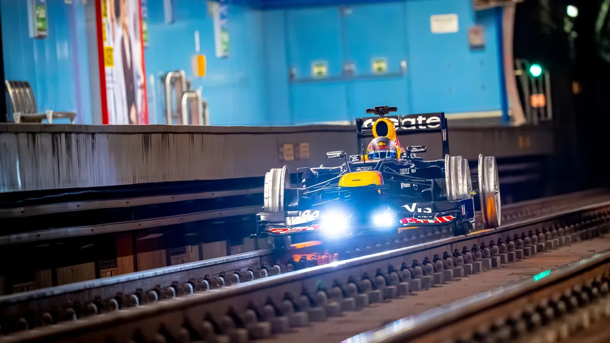 A Red Bull F1-es autója a madridi metró sínjein száguldozott