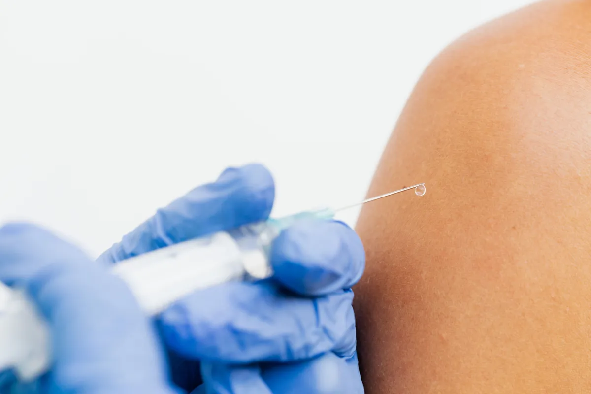 HPV elleni védőoltás, ingyenes HPV-oltás, humán papillomavírus, hetedik osztályosok, szülői nyilatkozat, szeptember 15., Gardasil 9, iskolai oltás, méhnyakrák, HPV-fertőzé A HPV-oltás két adagját hat hónap különbséggel kapják meg a hetedik osztályos diákok