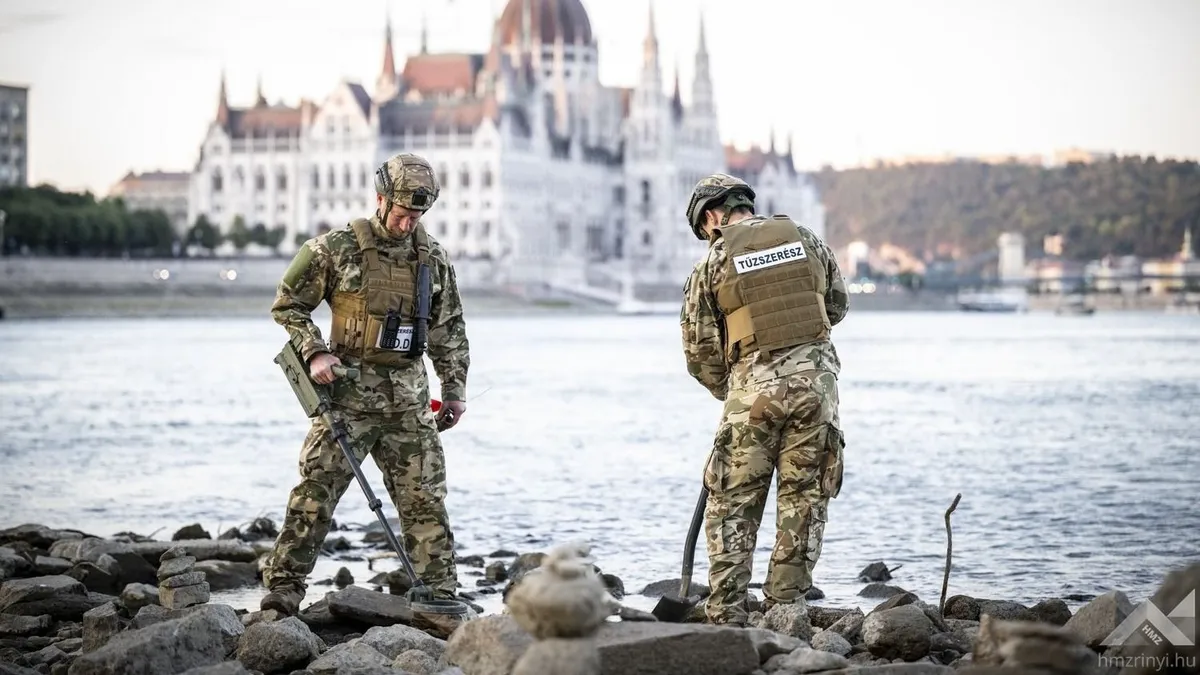 Földmunka közben találtak második világháborús robbanótesteket Baján. Tűzszerészek dolgoznak, a rendőrség 150 méteres körzetben kiüríti a területet (A kép illusztrácó, rajta: második világháborús lőszermaradványt emeltek ki a Magyar Honvédség 1. Tűzszerész és Folyamőr Ezred katonái a Margitsziget déli csúcsánál)