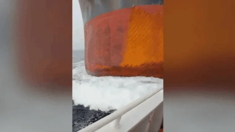 Videón ahogy egy teherhajó nekiütközik egy halászhajónak