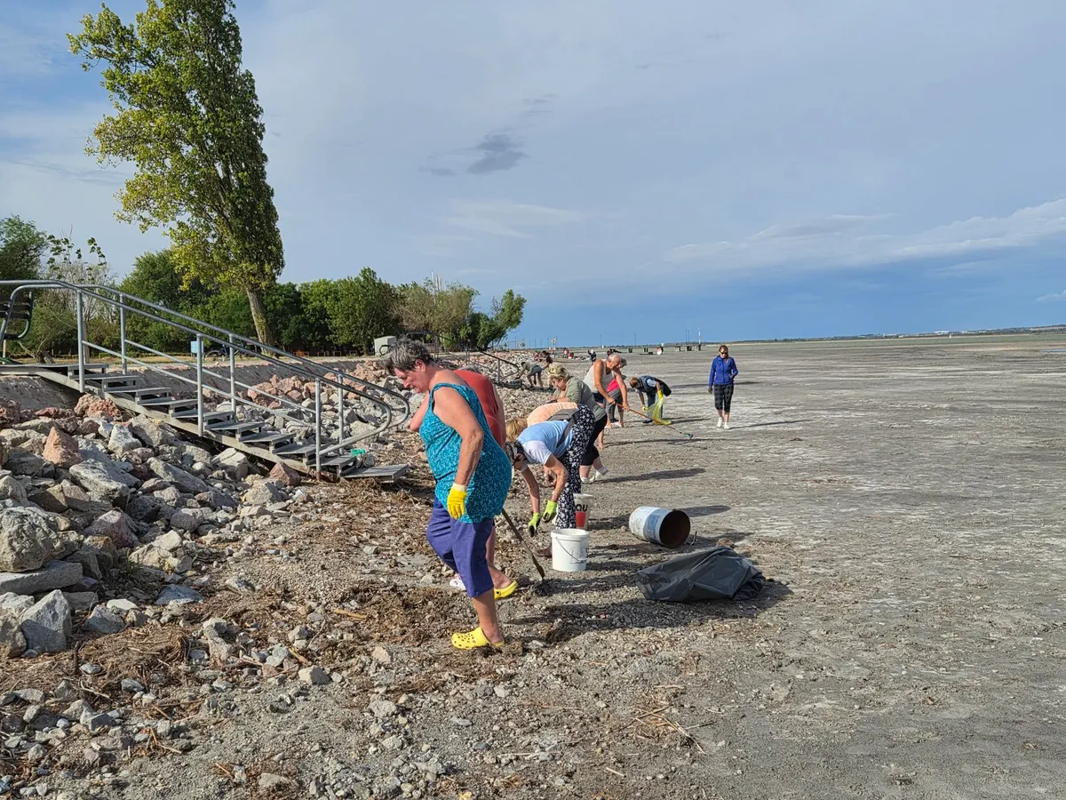 Velencei-tó medertakarítás, Gárdony, medertakarítás, hulladék, gumiabroncs, önkéntesek, Sirály strand, Közép-dunántúli Vízügyi Igazgatóság, Magyar Országos Horgász Szövetség A Velencei-tó medertakarításán részt vevő önkéntesek egy része
