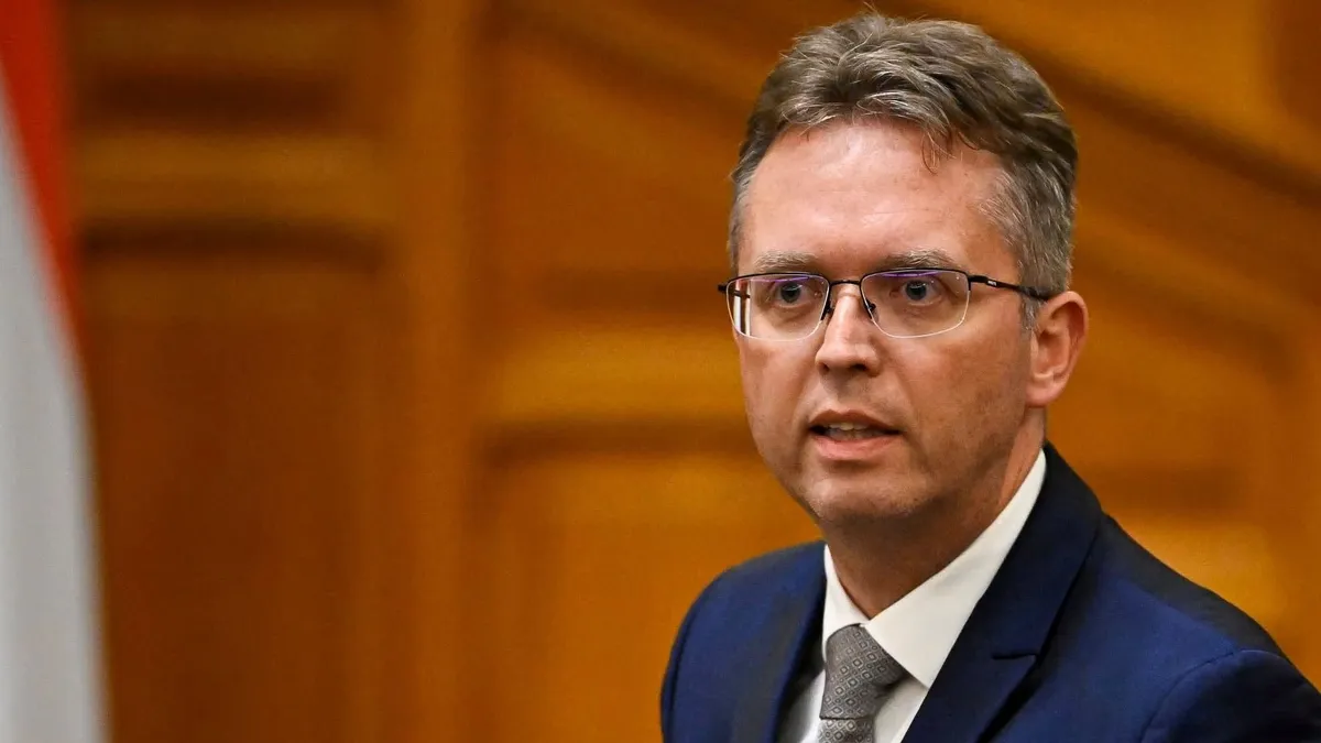 Hankó Balázs a Fidesz frakcióirodájában várakozik, miután felfüggesztették a mentelmi jogát (Forrás: Facebook/Hankó Balázs)