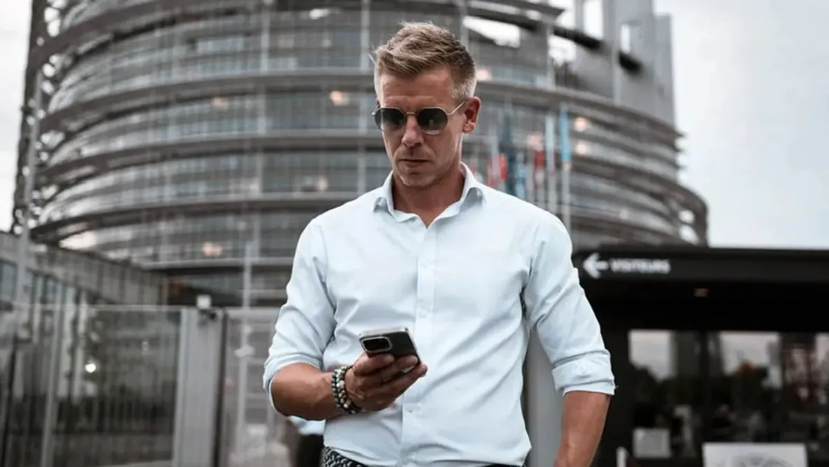 Jelentős külöbséget mutatnak a kommentek a kormányfő két fő hírcsatornája között (Forrás: Facebook/Péter Magyar)