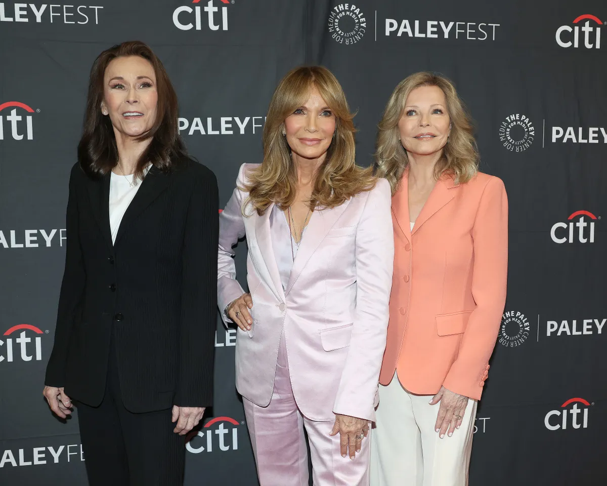 A Charlie angyalai sztárjai, középen Jaclyn Smith-tel.