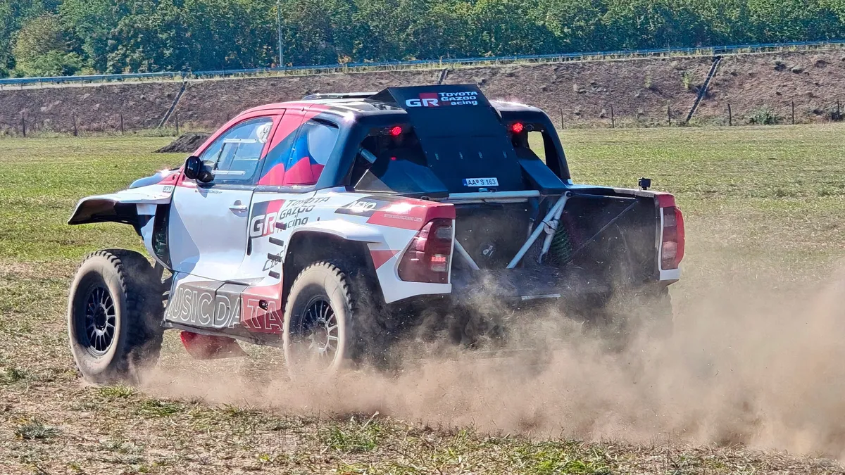 Nem minden Toyota Hilux célja a teherszállítás.