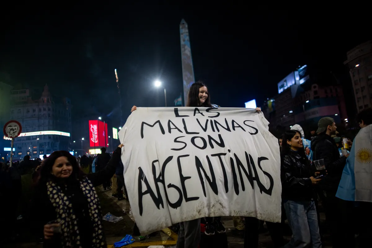 Argentin szurkolók tartanak egy feliratot, ami szerint a szigetcsoport Argentínához tartozik