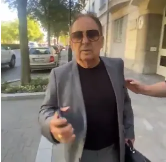 Fásy Ádám indulatos szóváltásba keveredett Szabó Bálinttal Kecskeméten, majd a telefonja felé is odacsapott. A jelenetről videó készült (A képen a zenész)