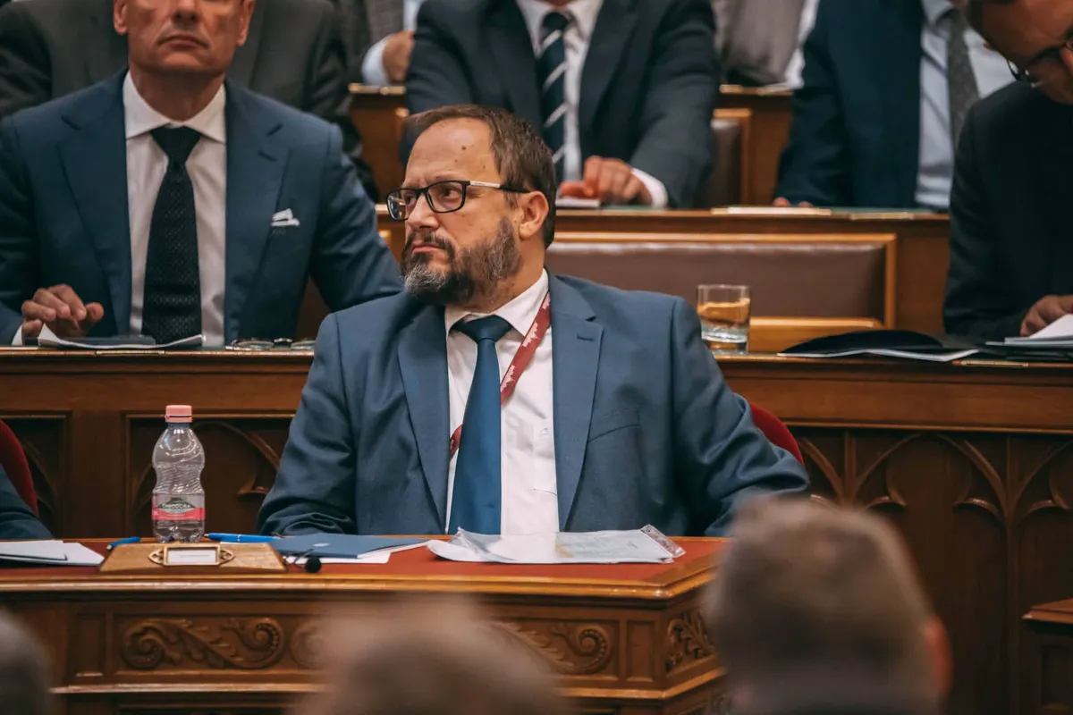 Kármán András menesztette a Mandiner vezetőjét 