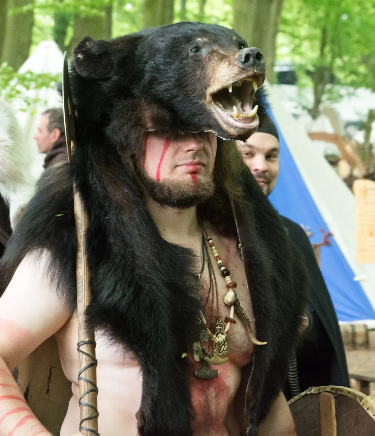 Egy, a viking harcosok elit egységét alkotó berserker modern rekonstrukciója.