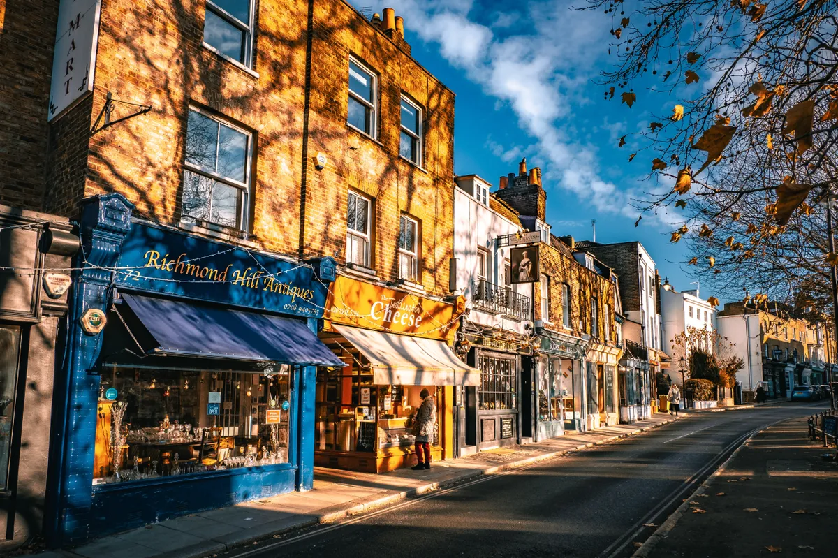 A londoni Richmond Hill üzletei őszi napsütésben.