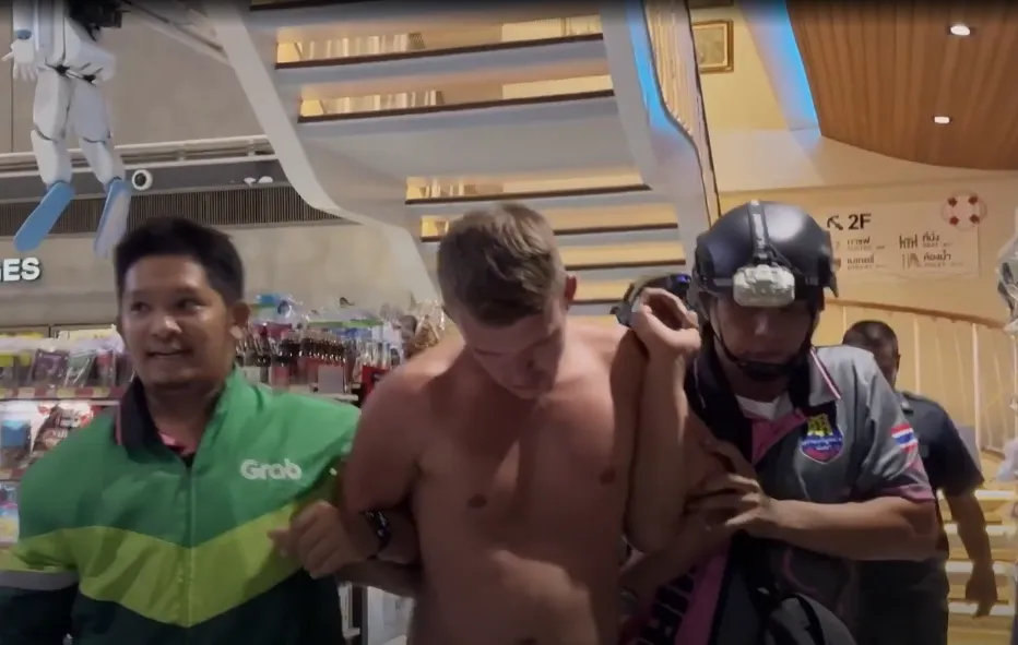 Egy brit turista Thaiföldön rátámadt arra a fiúra, aki segíteni akart neki, majd a rendőrök elől is megpróbált elmenekülni.