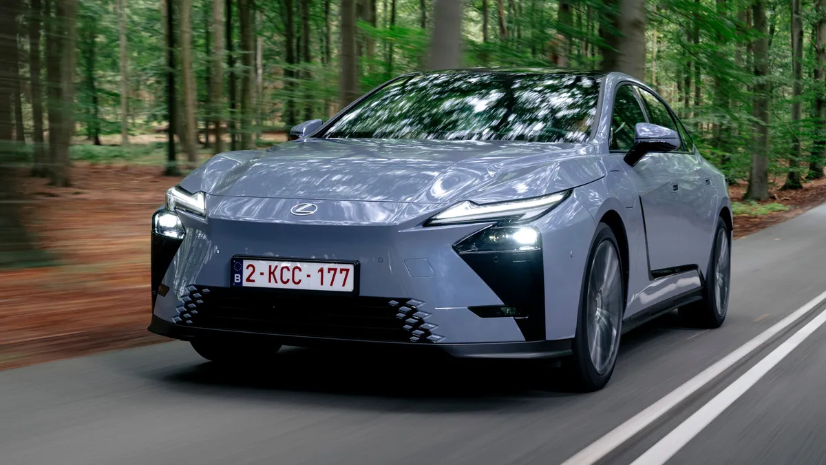 Egész jól álcázták a Lexus formatervezői, hogy a személyautójukban szabadidő-autós magasságba emelték az utasokat