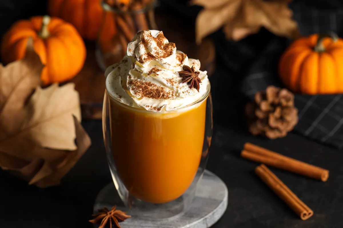 Pumpkin spice latte fahéjrúdal, csillagánizzsal, sütőtökökkel és falevelekkel.