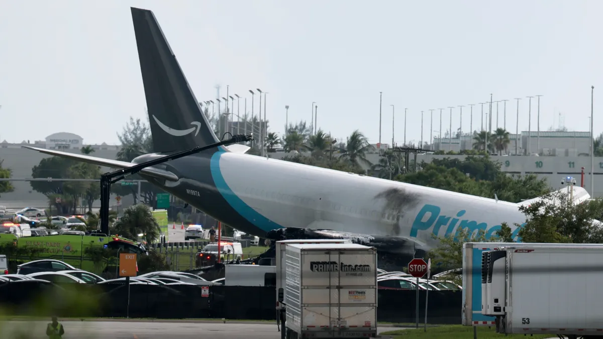 Boeing 767, Miami repülőtér, teherszállító repülőgép, NTSB, Amazon Air, kifutópálya, repülőtéri baleset, Miami nemzetközi repülőtér A repülőgép-baleset után a Miami nemzetközi repülőtér két kifutópályáját lezárták