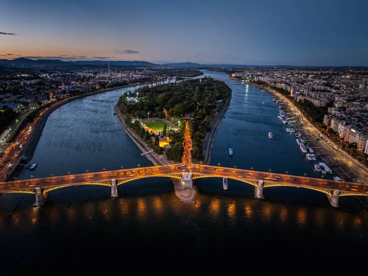 Lenyűgöző látványt nyújt Budapest esti kivilágítása a levegőből.