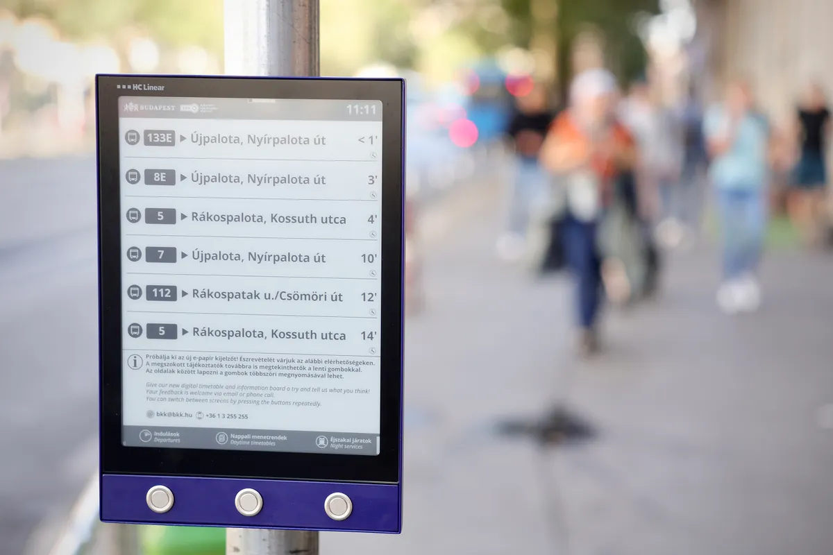 Digitális menetrendi táblák bukkantak fel budapesti buszmegállókban