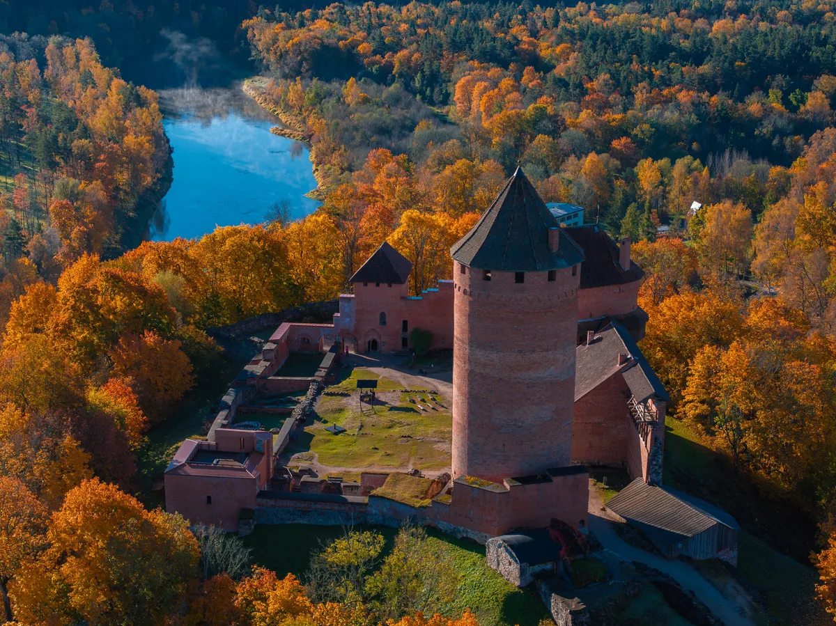 Lettország, mint az őszi úti célok egyike, színes lombokkal és középkori várakkal vár.