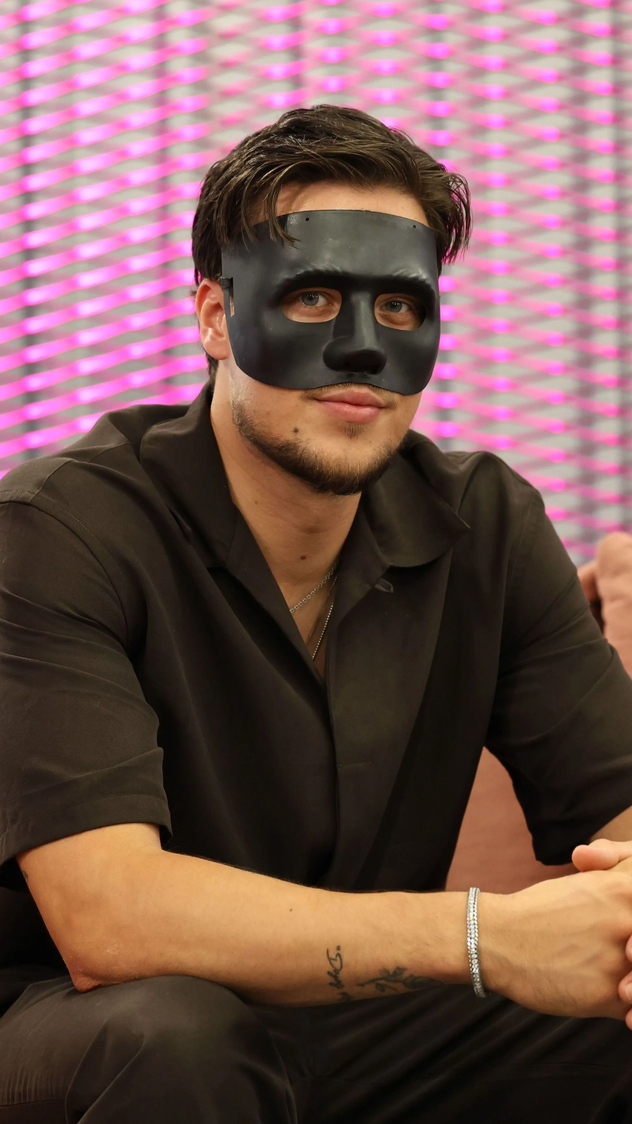 Zavarba jött T. Danny a kamerák előtt