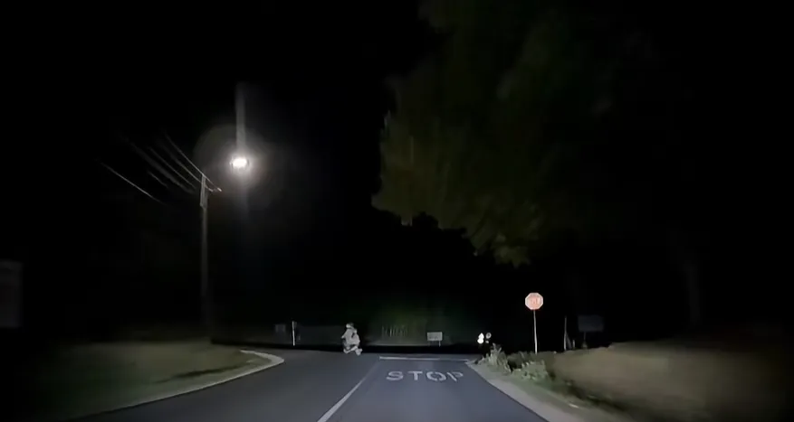 Egy pillanatra megállt a rendőrségi hajsza, míg utasát kirakta a motoros