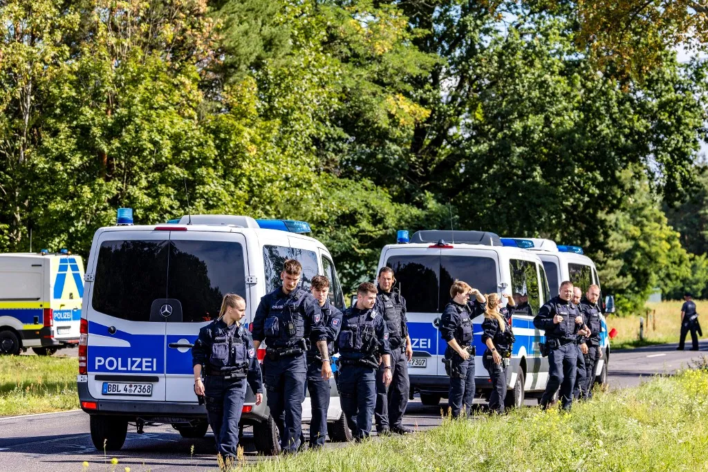 Mintegy száz rendőr kutatja át a környéket Brandenburg területén az áramhálózat elleni szabotázs után 02 September 2026, Brandenburg, Turnow-Preilack: A police unit consisting of 100 officers is conducting a large-scale search of the surrounding area. Following the act of sabotage on the power grid in southern Brandenburg, police on the scene are continuing to search for clues to identify the perpetrators. Photo: Frank Hammerschmidt/dpa (Photo by Frank Hammerschmidt / dpa Picture-Alliance via AFP)