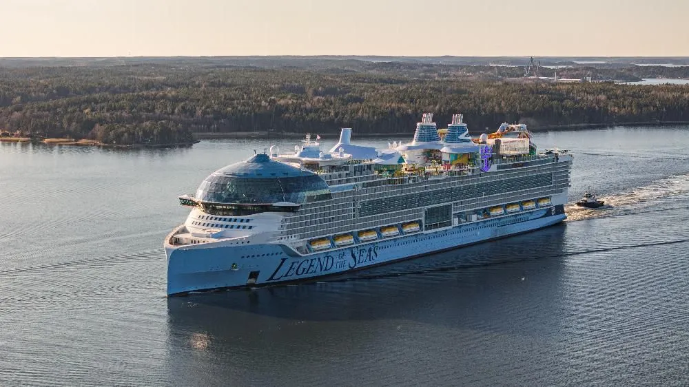 A Legend of the Seas fedélzetén nyolc tematikus negyed, hét medence, valamint több mint 40 étkezési és szórakozási lehetőség várja az utasokat. A tengerjárón kialakított Central Parkban mintegy 30 ezer élő növény található.