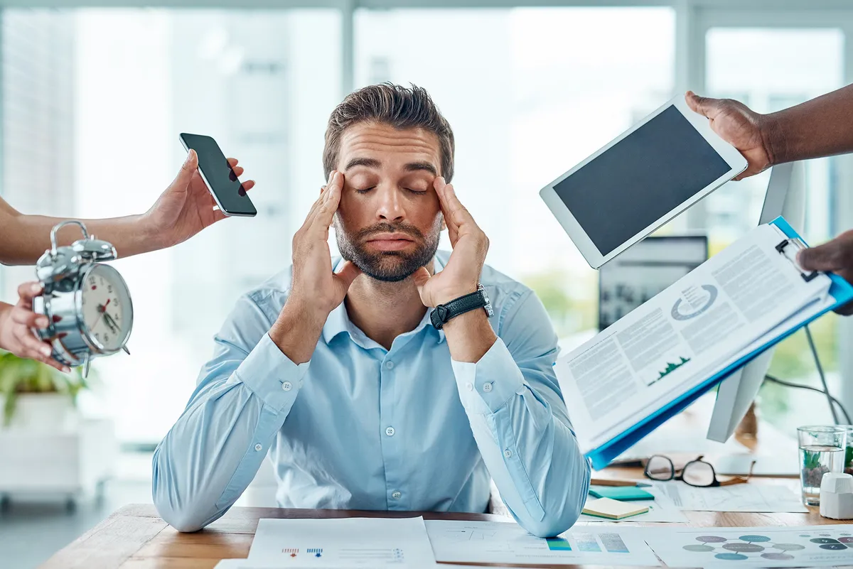 magas kortizol szintű stresszes férfi a munkahelyén