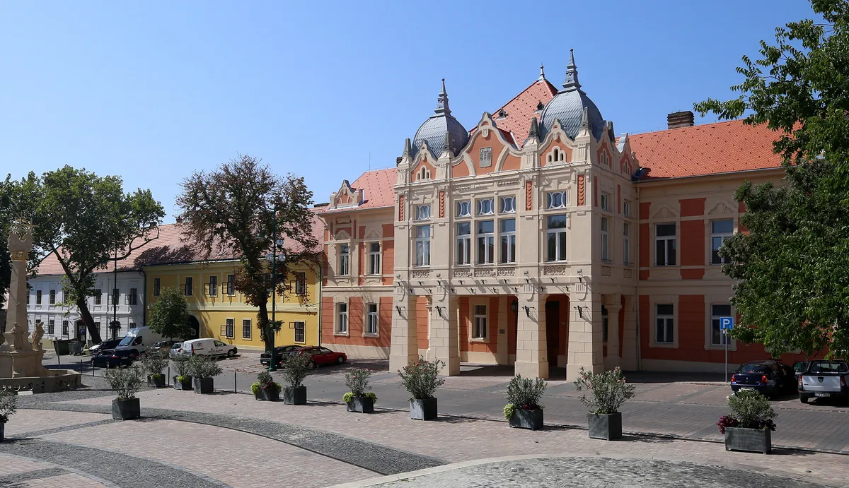 Szekszárd látnivalói közé tartozik a barokk homlokzatú Városháza is.