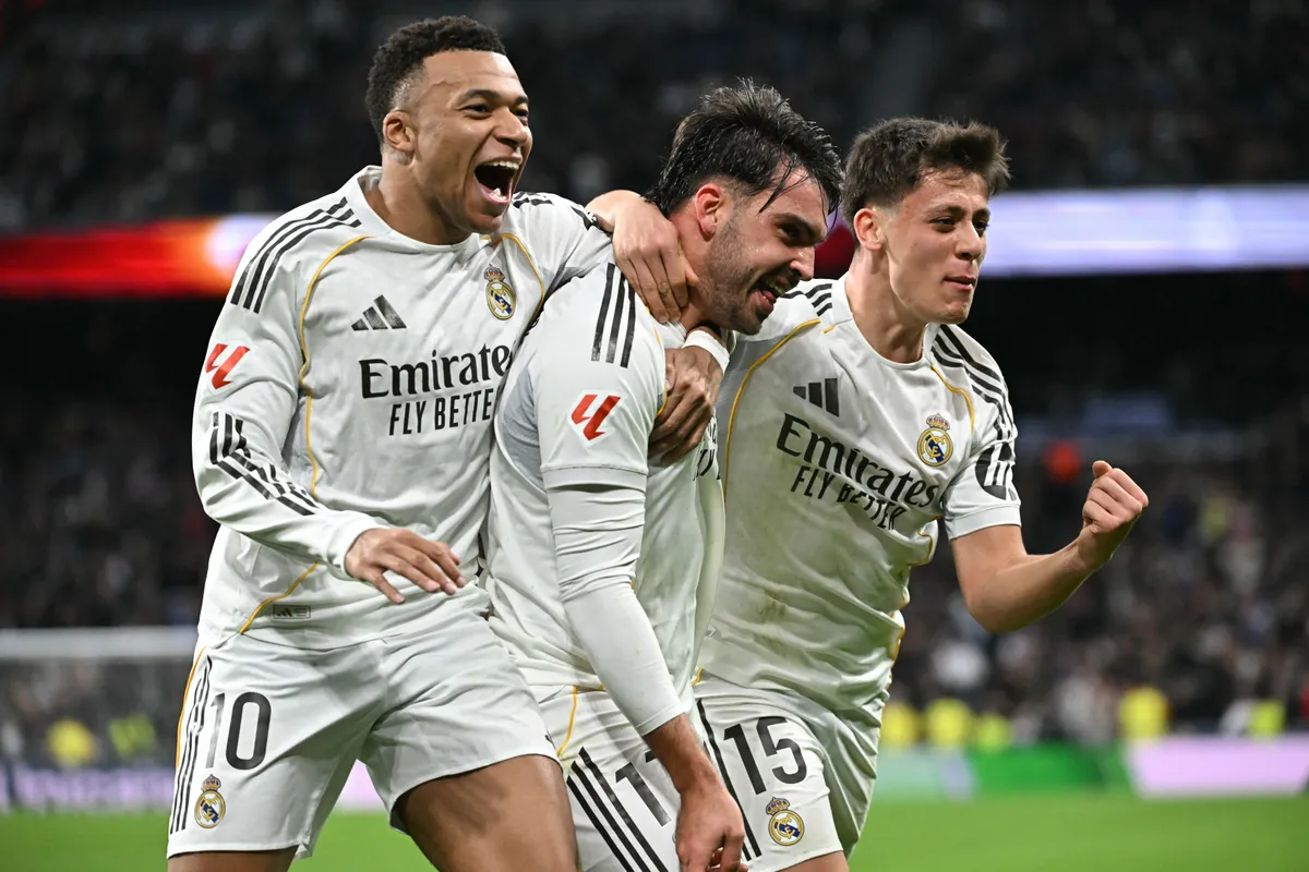 A Real Madrid sztárja, Raúl Asencio (középen) kínos helyzetbe került