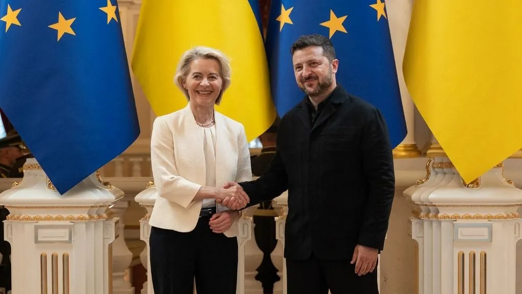 Rakétákra, lőszerekre és drónokra is jut a brüsszeli forrásból. Ukrajna támogatása a mostani döntéssel elérte a teljes, 28,3 milliárd eurós idei védelmi keretet (A képen ursula von der Leyen és Volodimir Zelenszkij)