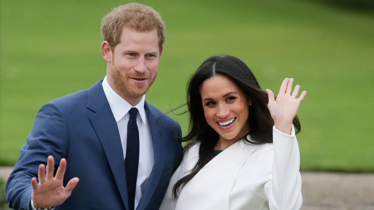 Harry herceg és Meghan Markle 2017-ben  Fotó: AFP Britain's Prince Harry and his fiancée US actress Meghan Markle pose for a photograph in the Sunken Garden at Kensington Palace in west London on November 27, 2017, following the announcement of their engagement. Britain's Prince Harry will marry his US actress girlfriend Meghan Markle early next year after the couple became engaged earlier this month, Clarence House announced on Monday. (Photo by Daniel LEAL / AFP)