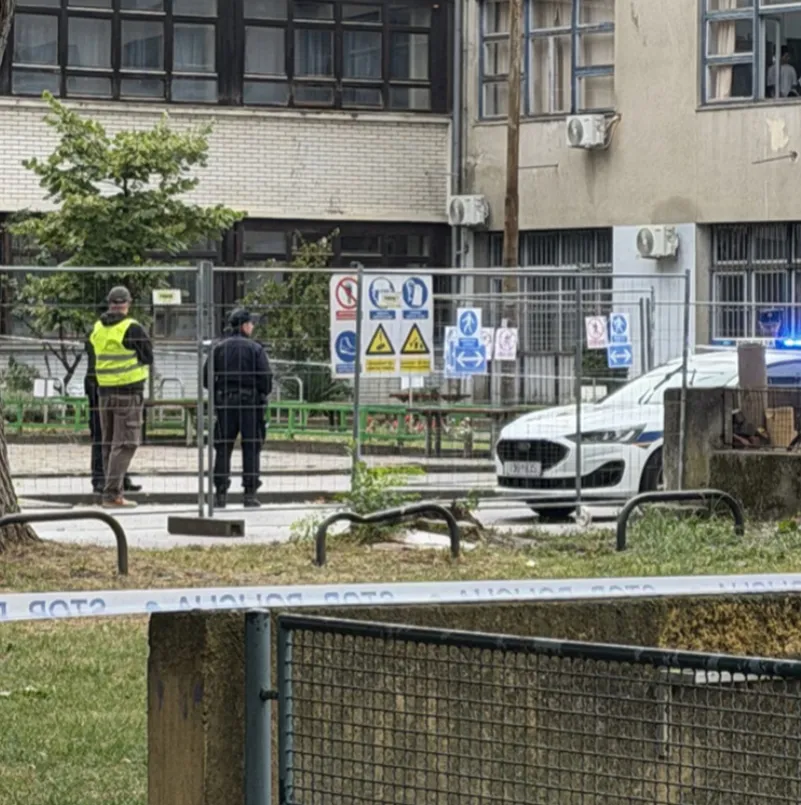 Zágráb, zágrábi középiskola, Voltino, késelés, diák, iskolai erőszak, rendőrség, sérült diák, Horvátország, Konavonska utca Rendőrök vonultak a zágrábi középiskolához az iskolai támadás után Fotó: Index.hr