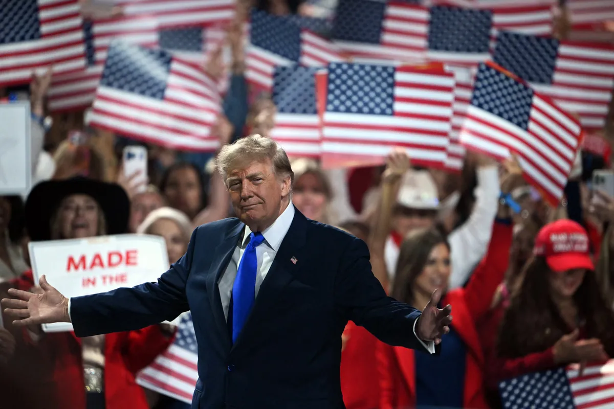 Trump ismét elemébe volt a színpadon, az egybegyűlteket pedig arra kérte, úgy szavazzanak novemberben, mintha ő neve is ott lenne a lapon